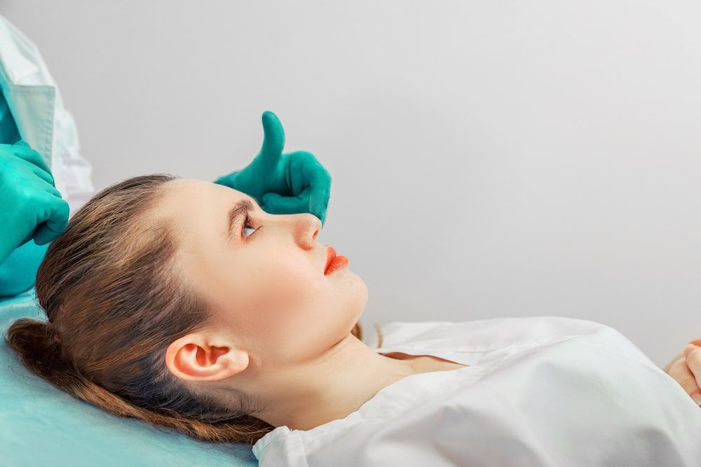 Rinoplastia-de-preservación-cirugia-estetica-de-la-nariz mujer tumbada despues de cirugía estetica de nariz
